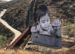 Criança observa lado americano na fronteira EUA-México em nova obra do artista JR