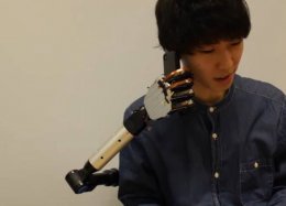 Cientistas criam braços robóticos que são controlados pelos pés.